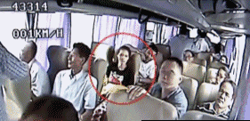 开车不系安全带 女子当场被甩车外-1