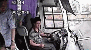 开车不系安全带 女子当场被甩车外-5