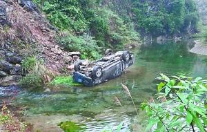 司机打瞌睡车滚下百米山崖 系安全带捡一命