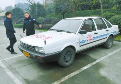 父亲让9岁儿开教练车 驾照被吊销2年内不得申领 2