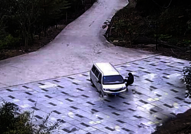 发现溜车千万别“螳臂挡车” 坡道停车一拉二挂三看 1 发现溜车千万别“螳臂挡车” 坡道停车一拉二挂三看 1