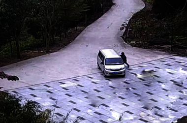 发现溜车千万别“螳臂挡车” 坡道停车一拉二挂三看 2 发现溜车千万别“螳臂挡车” 坡道停车一拉二挂三看 2